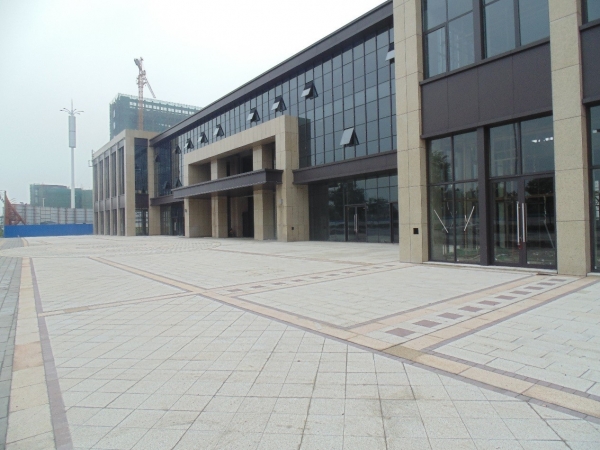 2015年5月15日楚天都市朗园7#、22#楼商业街商铺外立面及道路基本呈现。